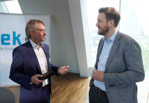 Dr. Axel Kortevoß (vdek Hessen) und Nicolas Alix (ZI) im Gespräch Dr. Axel Kortevoß (vdek Hessen) und Nicolas Alix (ZI) im Gespräch